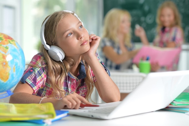 Hermosa niña en el aula