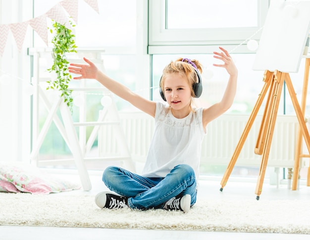 Hermosa niña bailando con música