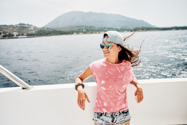 hermosa niña en un barco en el mar