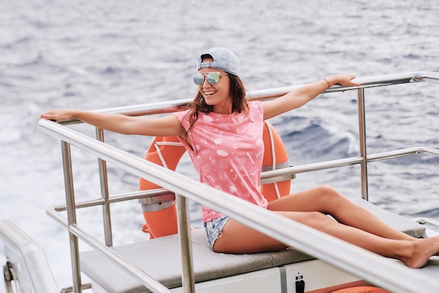 Hermosa niña en un barco en el mar