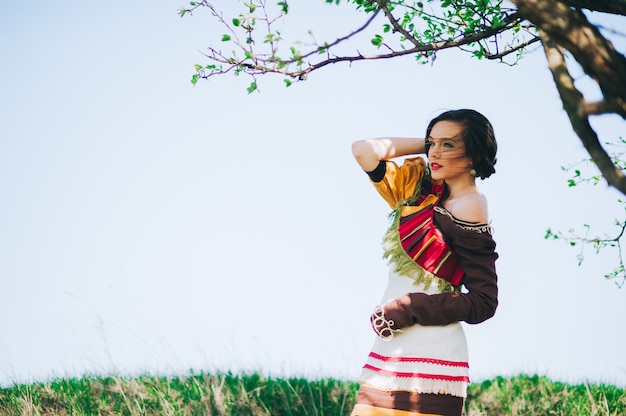 Hermosa niña bohemia en jardín de primavera