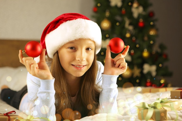 Hermosa niña de buen humor con regalos en el interior de Navidad