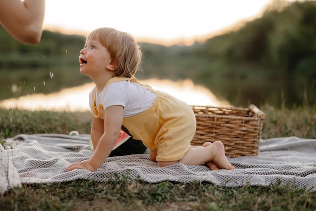 hermosa niña con cabello rubio en el picnic