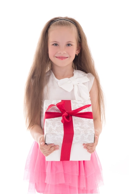 Hermosa niña con caja de regalo aislado sobre fondo blanco.