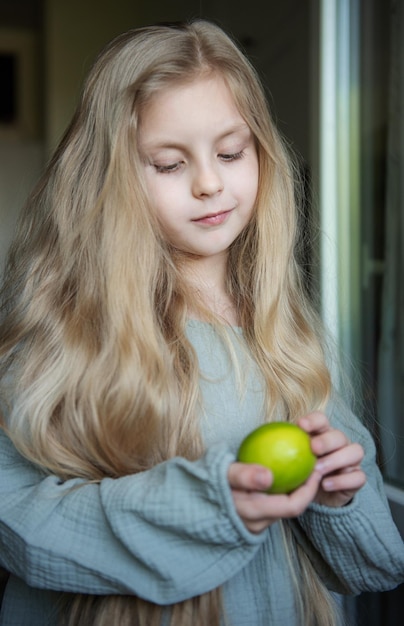 Hermosa niña con cal