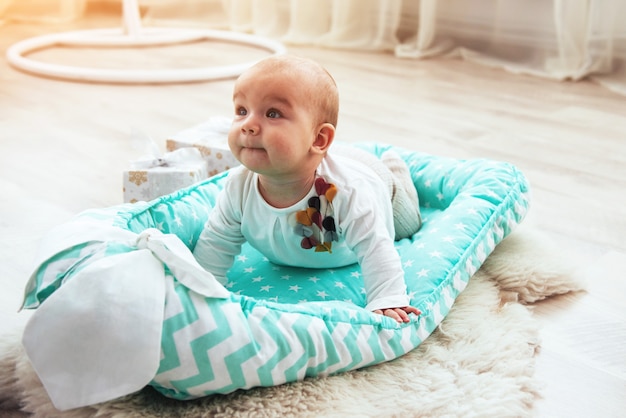 hermosa niña en la cama