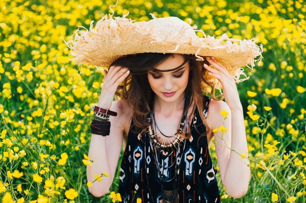 hermosa niña en un campo de flores amarillas