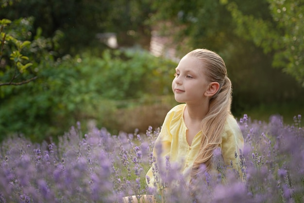 Hermosa niña en campo de lavanda