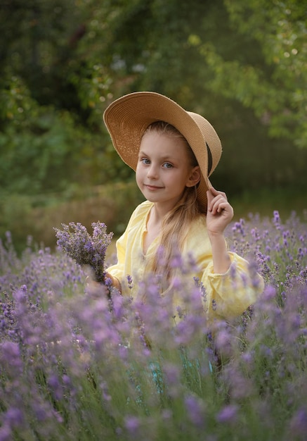 Hermosa niña en campo de lavanda