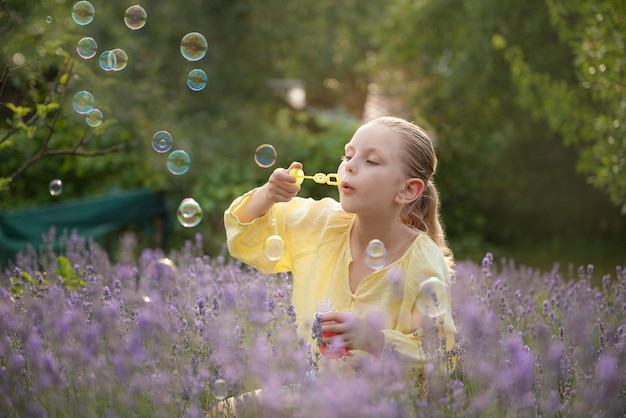 Hermosa niña en un campo con lavanda