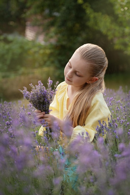 Hermosa niña en campo de lavanda