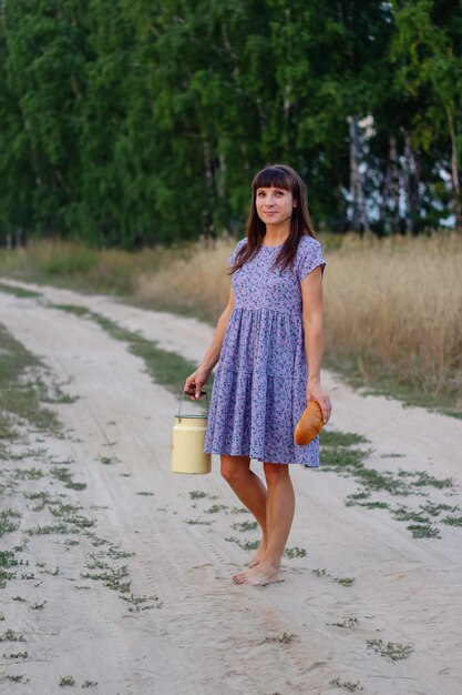 Una hermosa niña en un campo con trigo Leche y pan Tiempo de paz Felicidad Amor