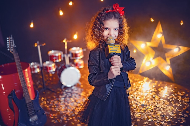 Hermosa niña cantando en estudio de grabación