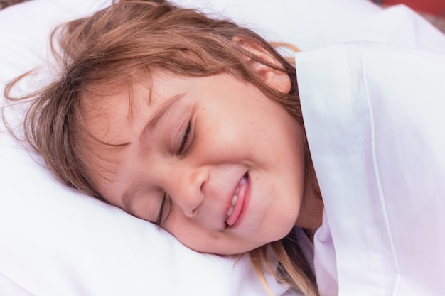 Hermosa niña caucásica tomando una siesta