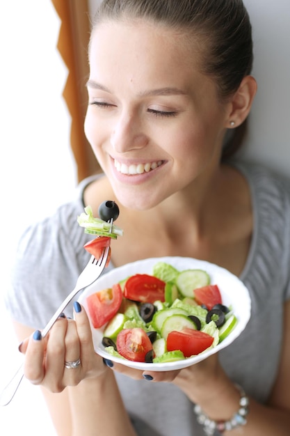 Foto una hermosa niña comiendo alimentos saludables hermosa niña