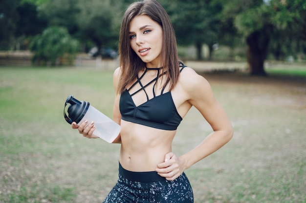 Hermosa niña deportiva