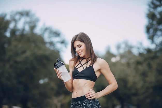 Hermosa niña deportiva