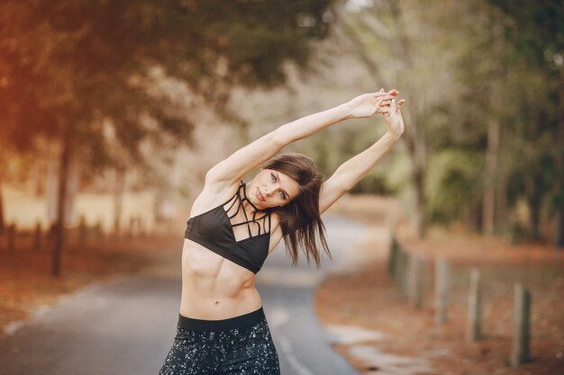 Hermosa niña deportiva