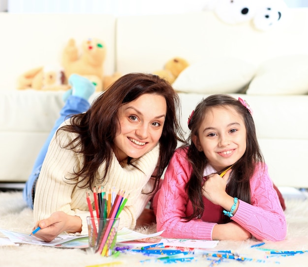 Hermosa niña dibuja con su madre