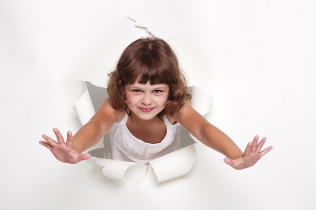 Hermosa niña con espacio de copia en blanco sobre un fondo blanco.