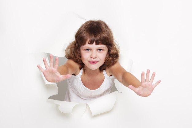 Hermosa niña con espacio de copia en blanco sobre un fondo blanco.