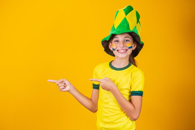 Hermosa niña fan brasileña apuntando hacia el lado