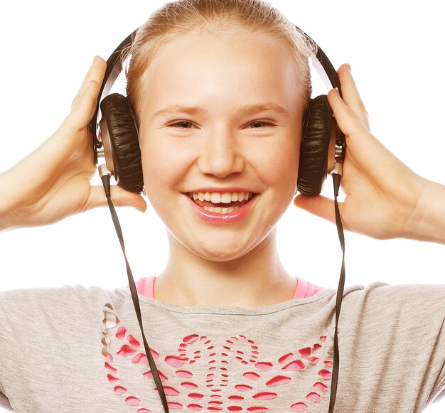 Hermosa niña feliz con auriculares