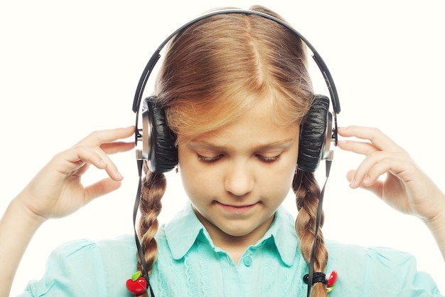 Hermosa niña feliz con auriculares