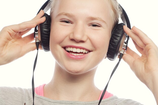 Hermosa niña feliz con auriculares