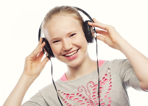 Hermosa niña feliz con auriculares