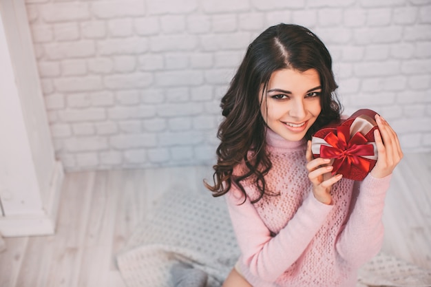 Hermosa niña feliz con caja de regalo