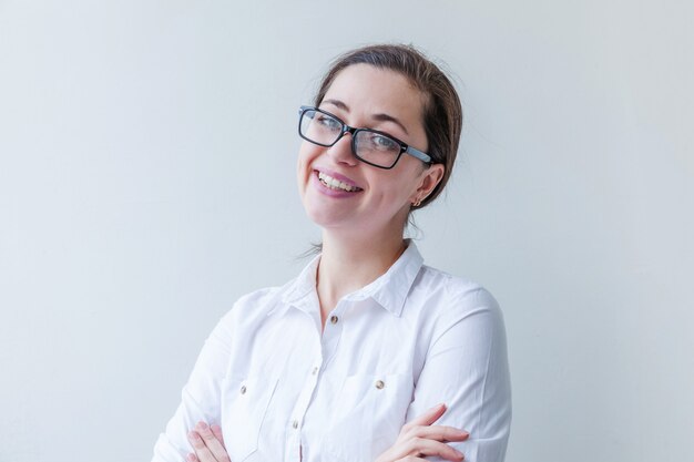 Hermosa niña feliz sonriendo. Belleza simple retrato joven sonriente mujer morena en anteojos aislado