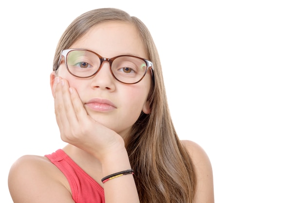 Foto hermosa niña con gafas en el fondo