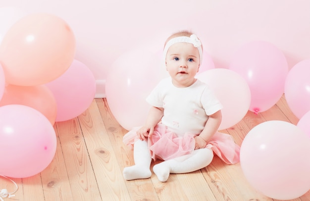 Hermosa niña con globos de interior