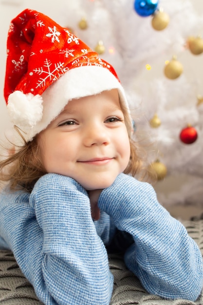 La hermosa niña con gorro de año nuevo