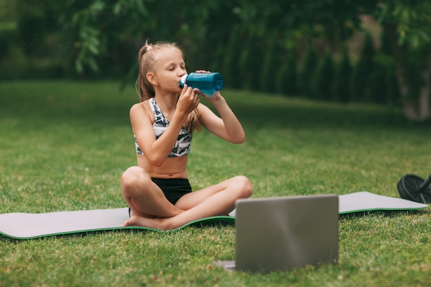 Hermosa niña haciendo ejercicio en la naturaleza