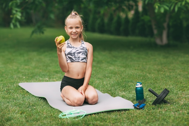 Hermosa niña haciendo ejercicio en la naturaleza