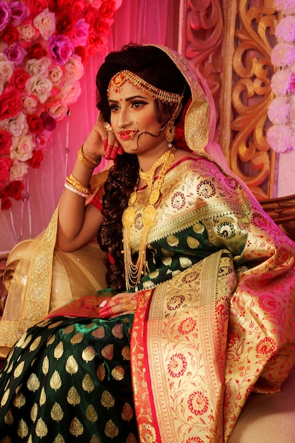 Hermosa niña india Modelo de mujer joven hindú con joyas.