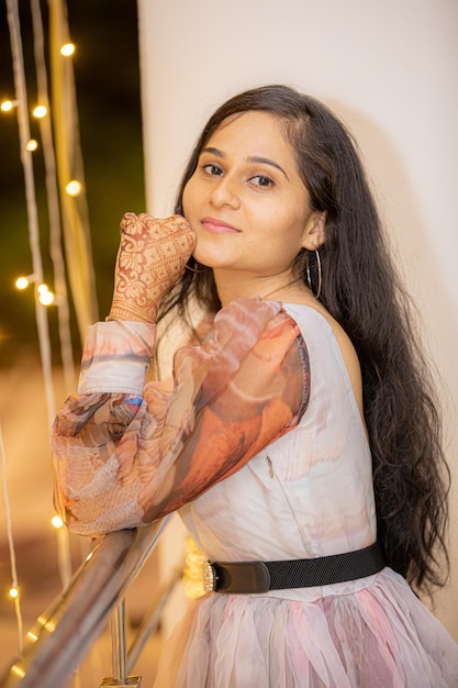 hermosa niña india con ropa étnica en la boda