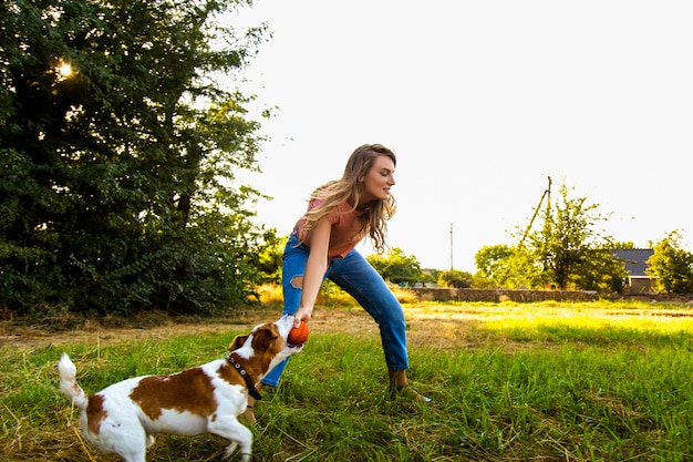 Hermosa niña jugando con un cachorro beagle