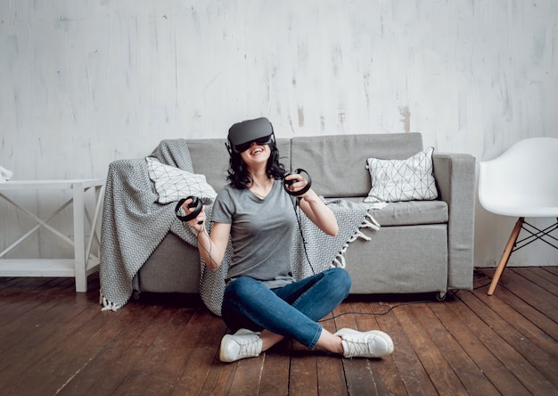 La hermosa niña jugando con gafas de realidad virtual