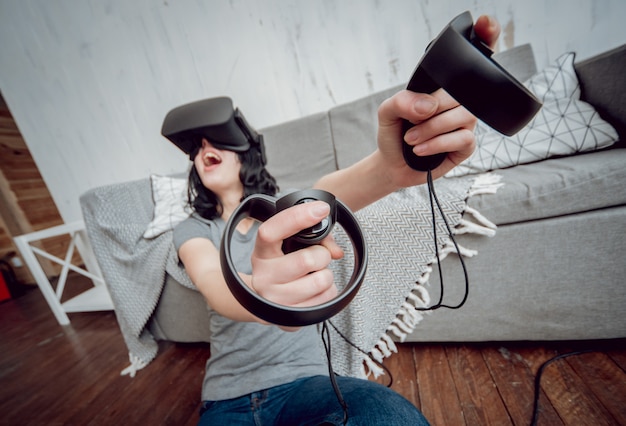 La hermosa niña jugando con gafas de realidad virtual