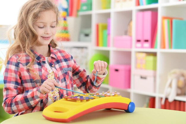 Hermosa niña jugando