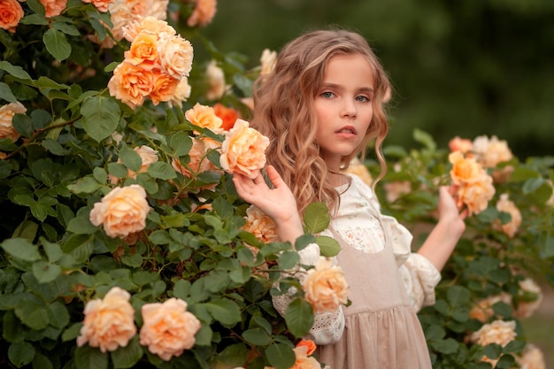 hermosa niña junto a rosas