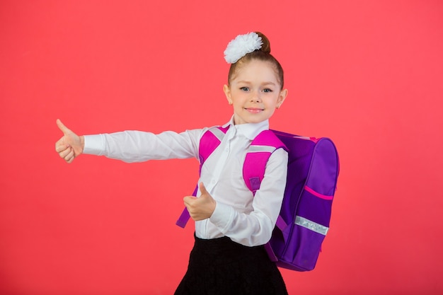 hermosa niña con un lazo con una mochila escolar