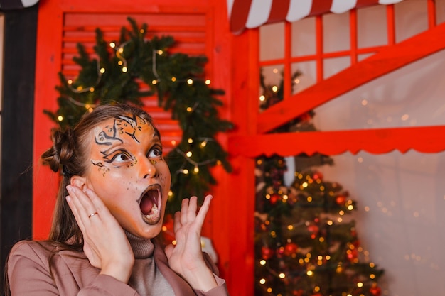 Una hermosa niña con un maquillaje de tigre Concepto de año nuevo Año del tigre