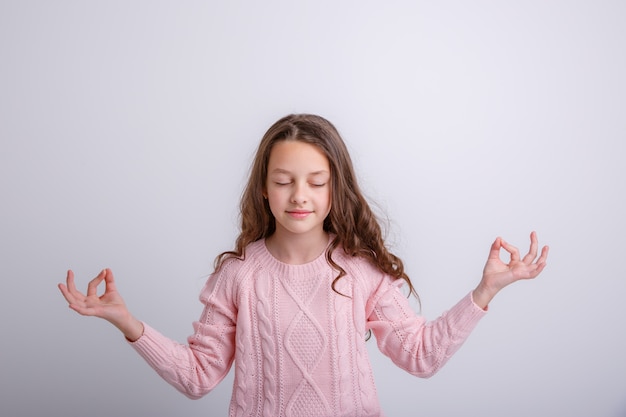 hermosa niña meditando