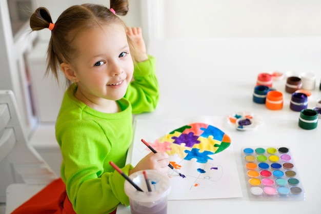 Una hermosa niña mira a la cámara sonriendo dulcemente