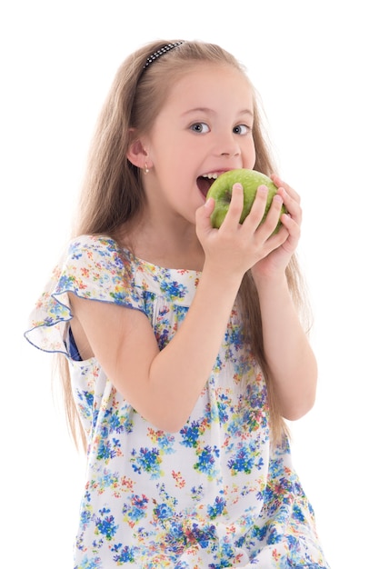 Foto hermosa niña mordiendo la manzana aislado sobre fondo blanco.