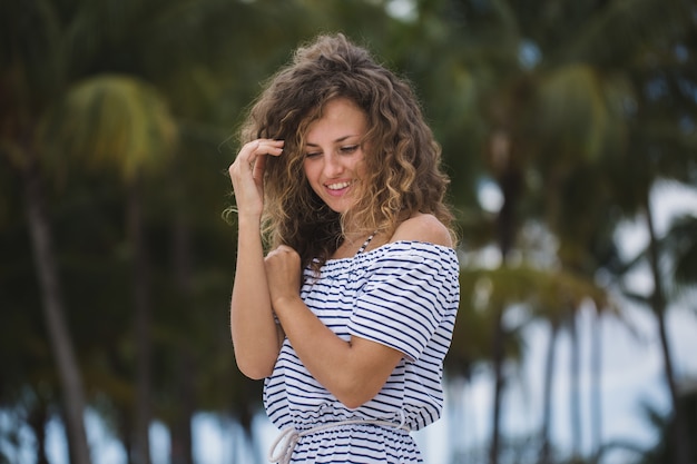 Hermosa niña en una palmeras